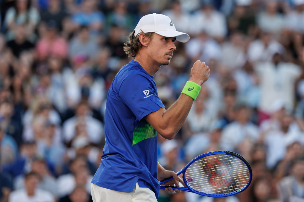 De Minaur battles into US Open fourth round