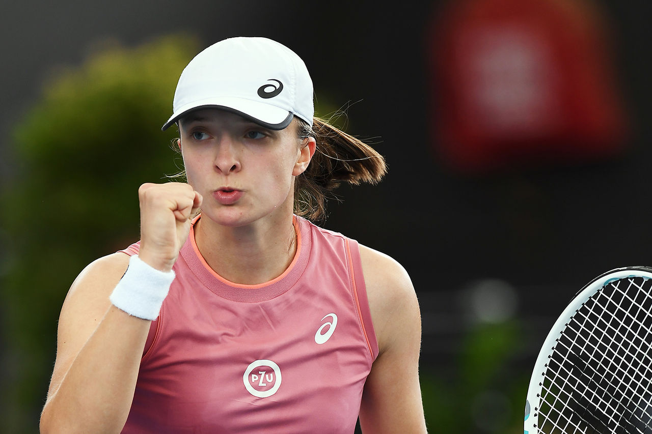 ADELAIDE, AUSTRALIA - JANUARY 06: Iga Swiatek of Poland celebrates a point  in her match against Leylah Fernandez of Canada  during day five of the 2022 Adelaide International at Memorial Drive on January 06, 2022 in Adelaide, Australia. (Photo by Mark Brake/Getty Images)