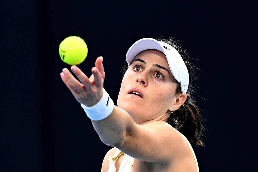 BRISBANE, AUSTRALIA - JANUARY 03: Kimberly Birrell of Australia serves in her match against Anhelina Kalinina of the Ukraine during day six of the 2025 Brisbane International at Pat Rafter Arena on January 03, 2025 in Brisbane, Australia. (Photo by Bradley Kanaris/Getty Images)