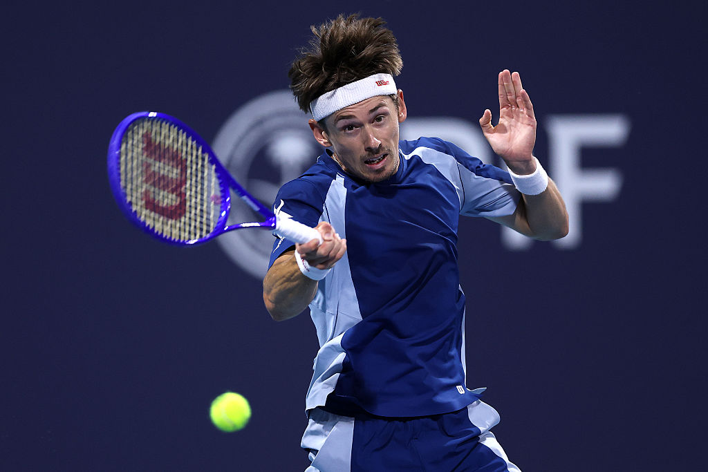 MIAMI GARDENS, FLORIDA - MARCH 20: Alex de Minaur of Australia returns a shot to Stefanos Tsitsipas of Greece on Day 4 of the Miami Open Presented by Itau at Hard Rock Stadium on March 20, 2026 in Miami Gardens, Florida. (Photo by Matthew Stockman/Getty Images)