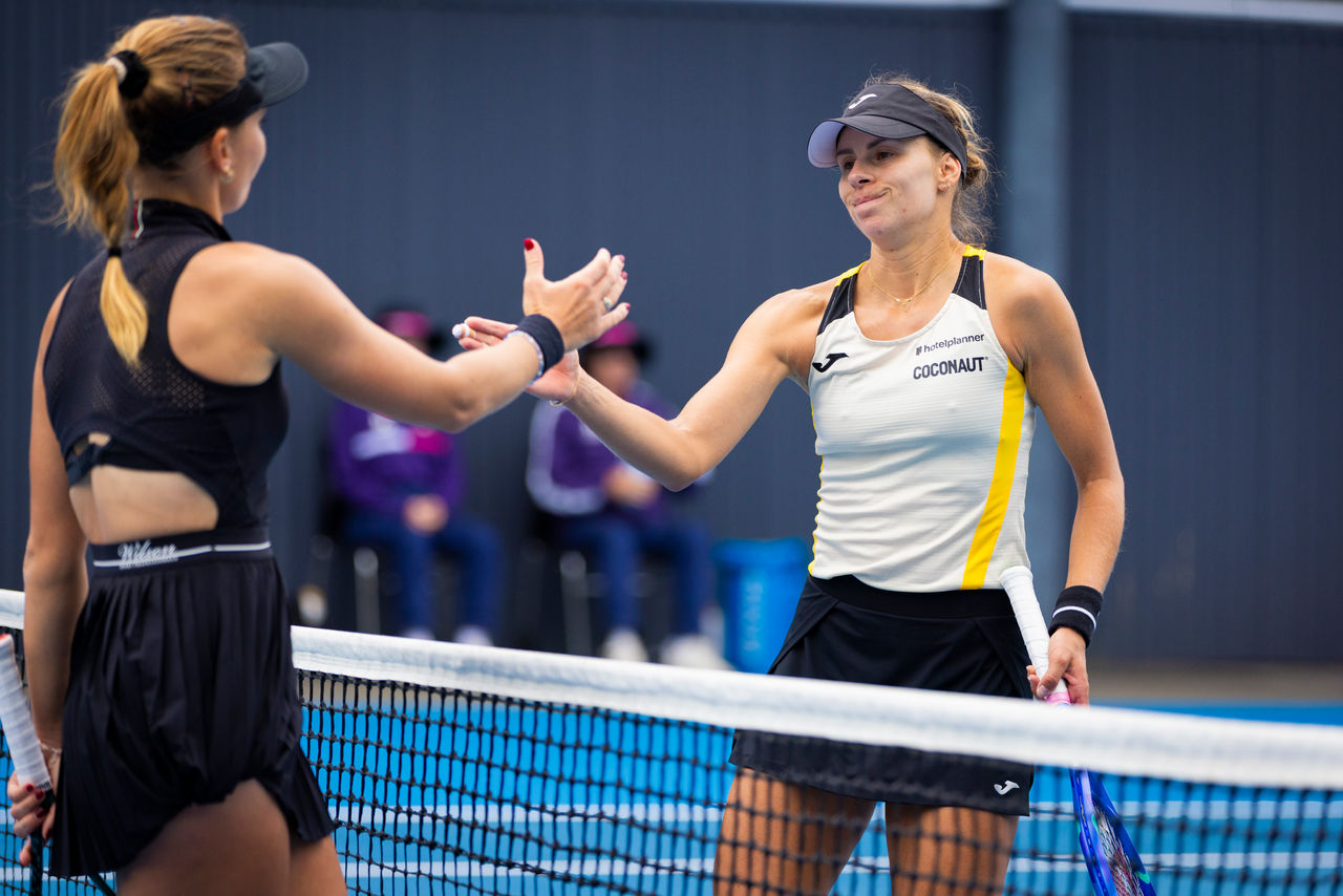 January 14: Magda Linette (POL) defeats Oksana Selekhmeteva in action. The Hobart International, Domain Tennis Centre. January 14, 2026. Photo by TENNIS AUSTRALIA/RICHARD JUPE