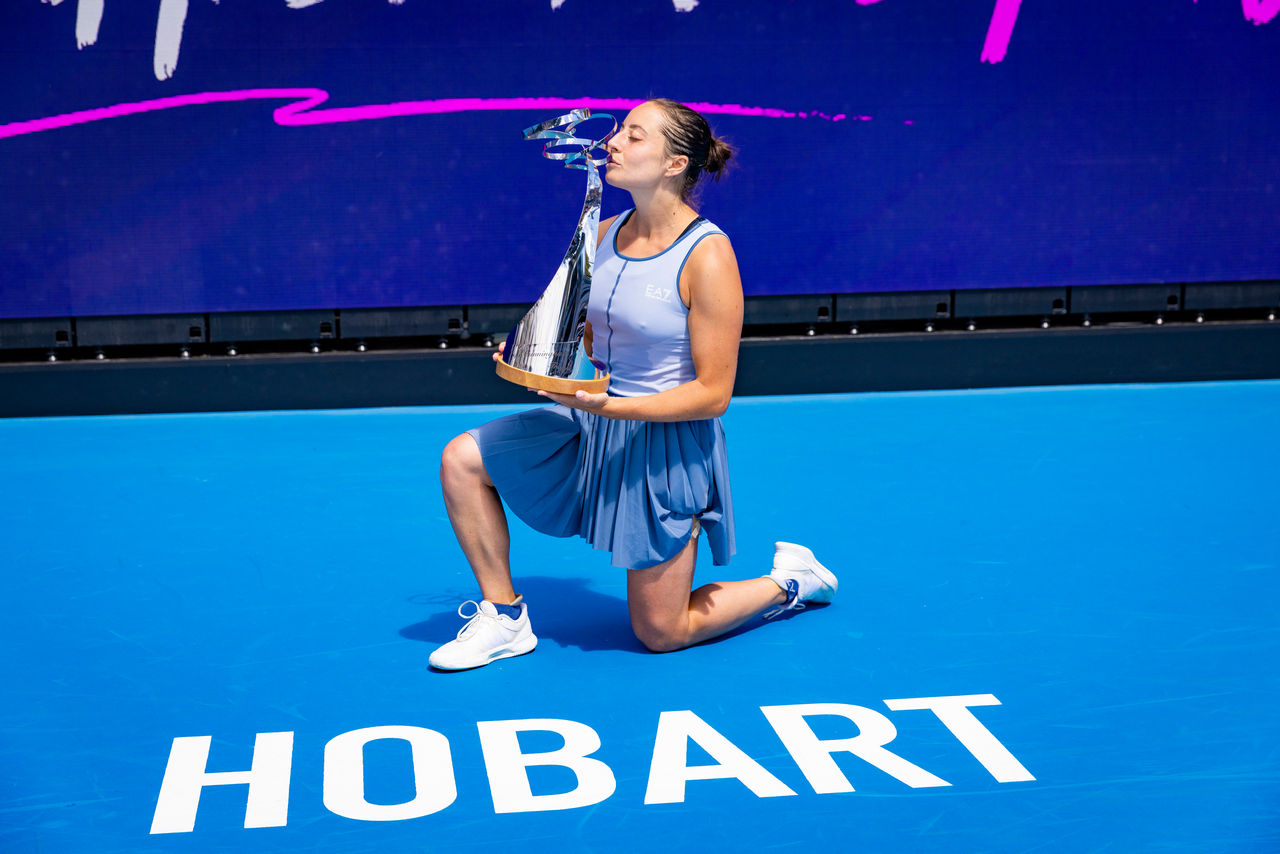 January 17: Elisabetta Cocciaretto (ITA) receives the Imogen Cunningham Trophy after winning the singles final match against Iva Jovic (USA), in the Hobart International at the Domain Tennis Centre on Saturday, January 17, 2026. Photo by TENNIS AUSTRALIA/ RICHARD JUPE