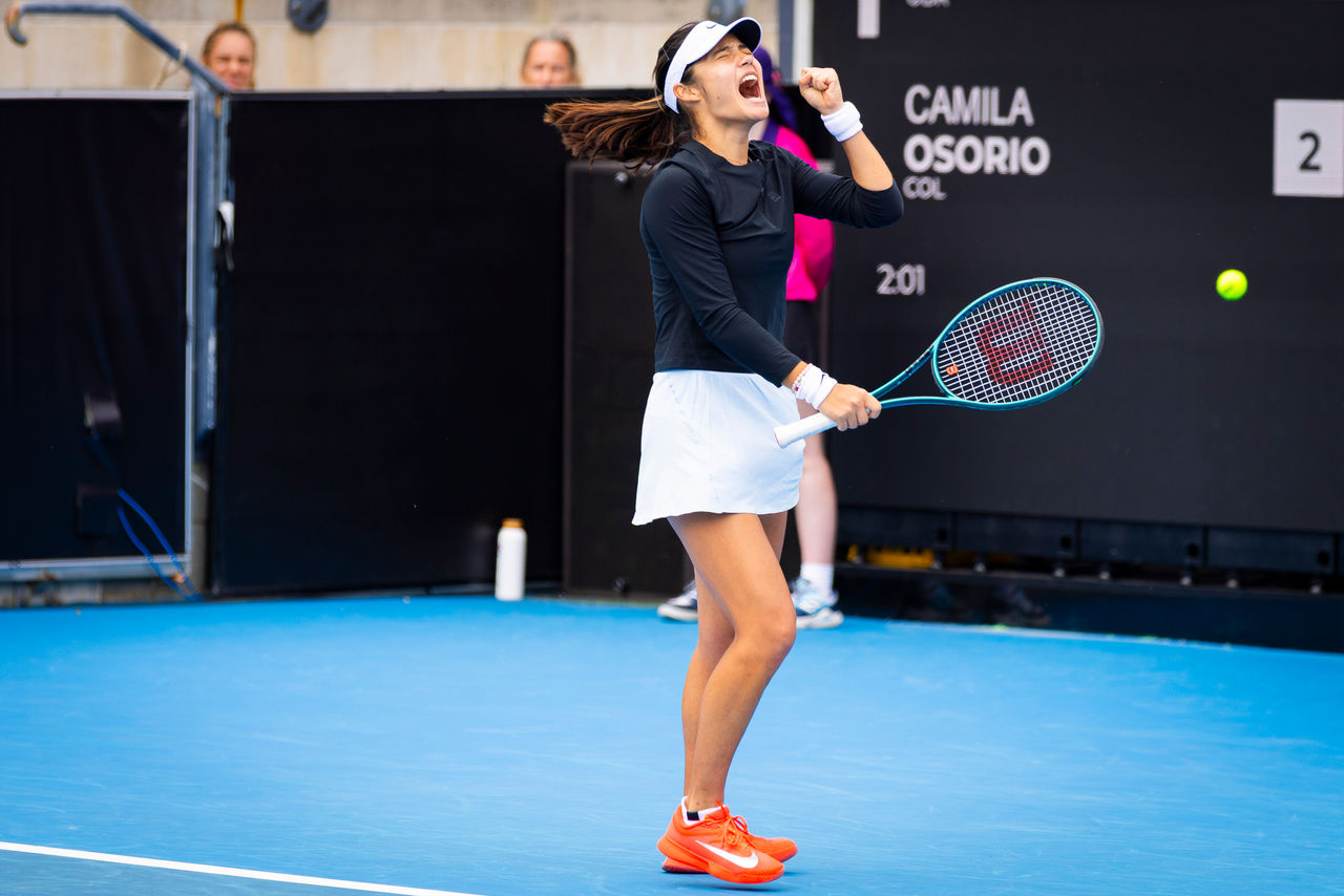 January 14: Emma Raducanu (GBR) defeats Camila Osorio (COL) on Centre Court. The Hobart International, Domain Tennis Centre. Opening Week prior to the 2026 Australian Open Wednesday, January 14, 2026. Photo by TENNIS AUSTRALIA/RICHARD JUPE
