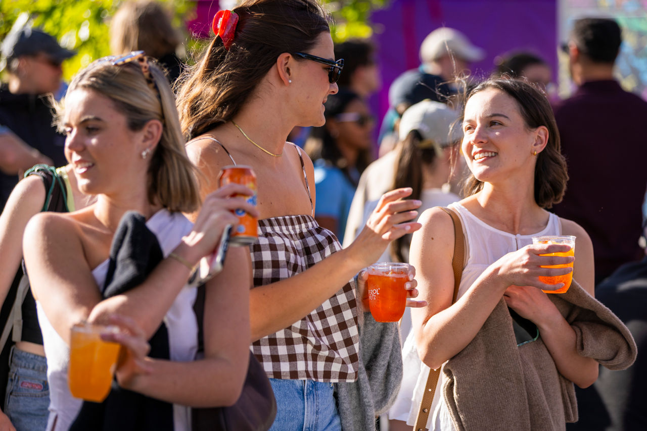 January 12: Evening in the fun zone. The Hobart International, Domain Tennis Centre. Opening Week prior to the 2026 Australian Open Monday, January 12, 2026. Photo by TENNIS AUSTRALIA/RICHARD JUPE