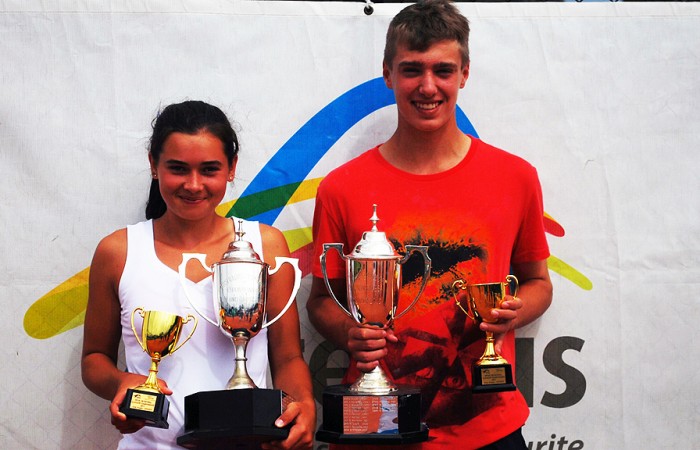 Optus 14s National Claycourt Champions Isabelle Wallace and Jordan Smith. Photo: Tennis Australia