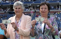 Australians Judy Tegart Dalton (L) and Kerry Melville Reid join other members of the Original Nine in posing with their symbolic $1 bills at the 2015 US Open; Getty Images