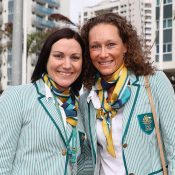 Sam Stosur (R) meets Australian cyclist and flag-bearer Anna Meares; Getty Images