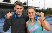 Alex De Minaur (L) and Ash Barty with their Newcombe Medals at Melbourne Park (Getty Images)