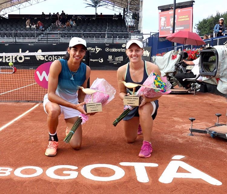 Astra Sharma (L) and Zoe Hives pose with their trophies after winning the WTA doubles title in Bogota (photo credit: Claro Open Colsanitas)