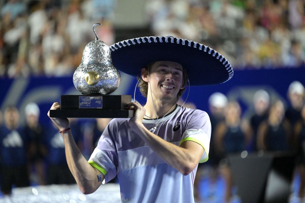 "De Minaur's Record-Breaking Triumph Over Murray at Paris Masters"